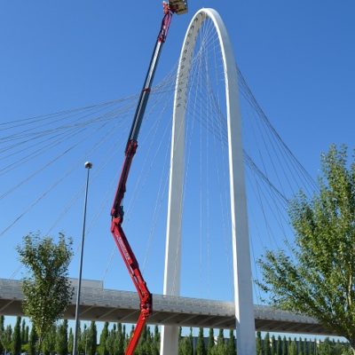 Hinowa spinhoogwerker ingezet bij werkzaamheden aan een brug.