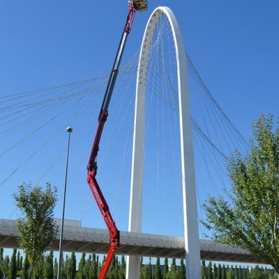 Hinowa spinhoogwerker ingezet bij werkzaamheden aan een brug.