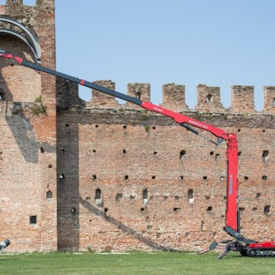 Hinowa LL33.17 spinhoogwerker ingezet bij werkzaamheden aan een kasteeltoren.