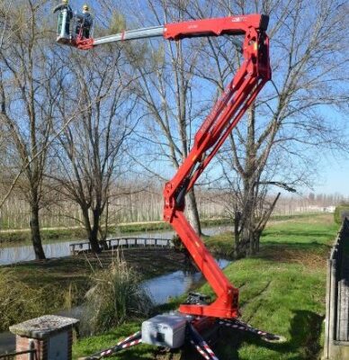 Hinowa LL20.10 is een pefecte hoogwerker bij snoei werkzaamheden.