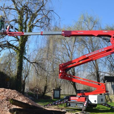 Hinowa LL20.10 in gebruik bij het snoeien van bomen.