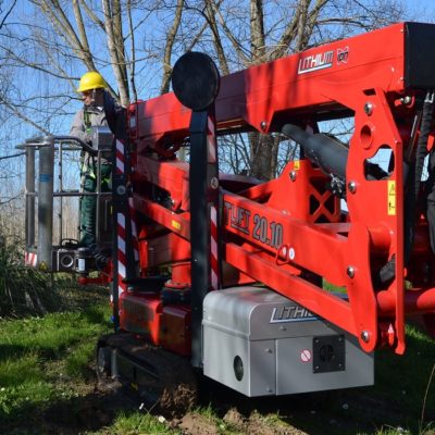 Hinowa LL20.10 rijdt een tuin binnen voor snoeiwerkzaamheden.