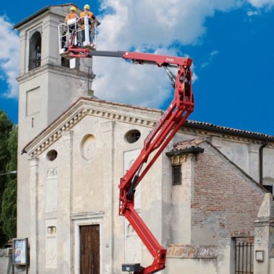 Spinhoogwerker Hinowa bij inspectie van een kerktoren.