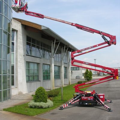 Spinhoogwerker van Hinowa ingezet bij werkzaamheden aan een kantoorgebouw.