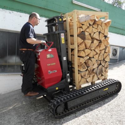 Haardhout verplaatsen met een Hinowa TP1600 rupsheftruck van Safety Lift.