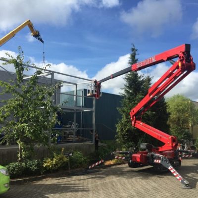 Staal constructie werkzaamheden met een Hinowa spinhoogwerker van Safety Lift.