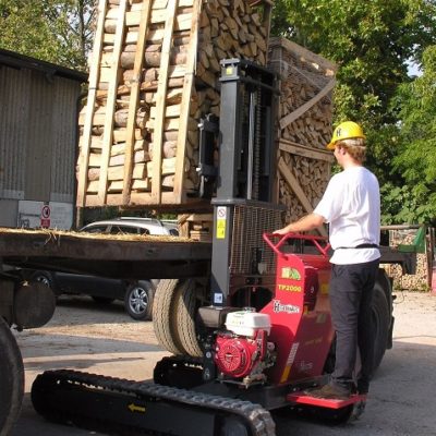 Haardhout op een oplegger laden met een Hinowa TP2000 rupsheftruck van Safety Lift.