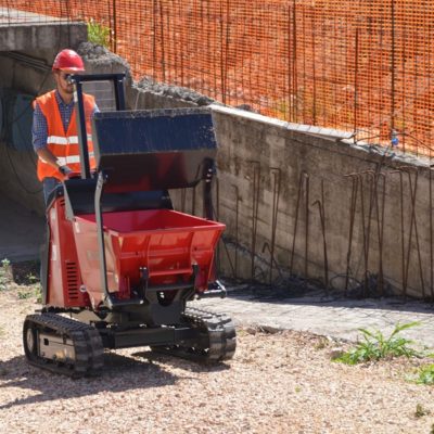 Een schuine helling oprijden met een Hinowa rupsdumper van Safety Lift.