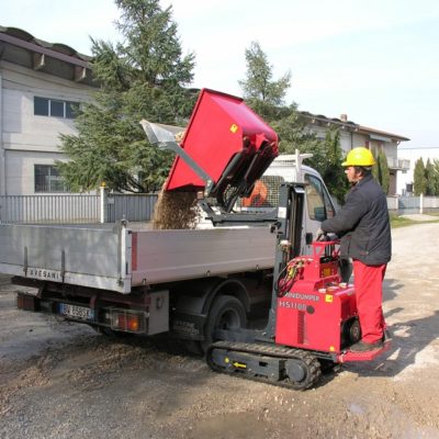 Grind kiepen in een laadbak met een Hinowa HS1100 rupsdumper met hi-tip van Safety Lift.