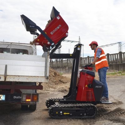 Zand kiepen in een laadbak met een Hinowa HS701 rupsdumper met hoogkiep van Safety Lift.