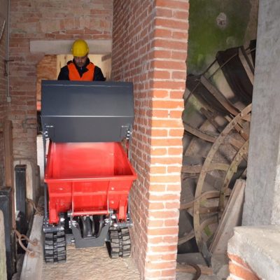 Door een smalle doorgang rijden met een Hinowa rupsdumper van Safety Lift.