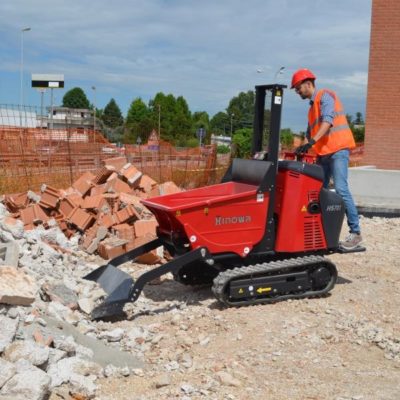 Puin scheppen met een Hinowa HS701 rupsdumper van Safety Lift met zelfladende schep.