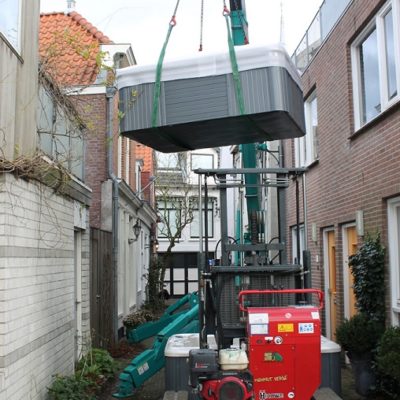 Jacuzzi verplaatsen met een Hinowa rupsheftruck TP2000 van Safety Lift.