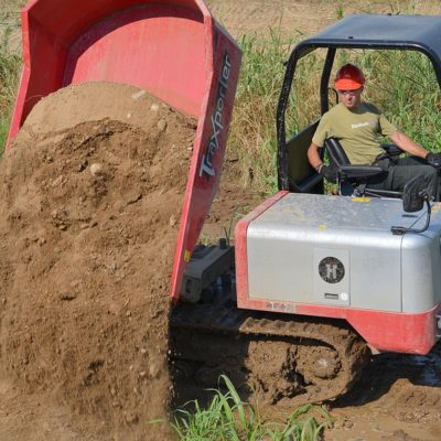 Zand kiepen met een Hinowa TX2500 Traxporter van Safety Lift.