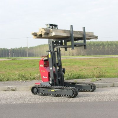 Houten balken verplaatsen met een Hinowa rupsheftruck van Safety Lift.