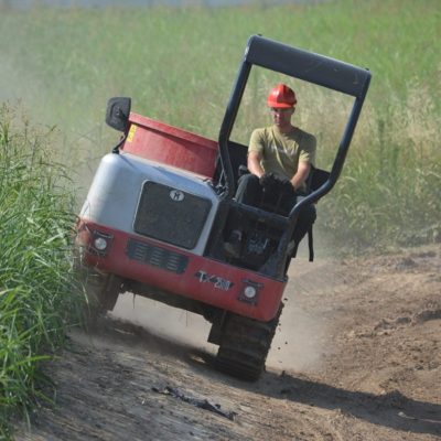 Zand vervoeren met een Hinowa TX2500 Traxporter van Safety Lift.