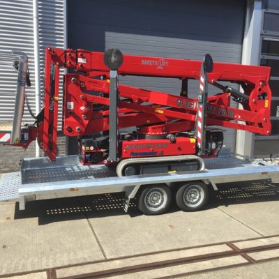 Safety Lift Hinowa spinhoogwerker geleverd met aanhangwagen.