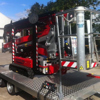 Safety Lift levert Hinowa spinhoogwerkers op een aanhangwagen.