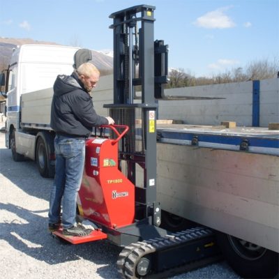 Hinowa TP1800 rupsheftruck laadt een oplegger van vrachtwagen.