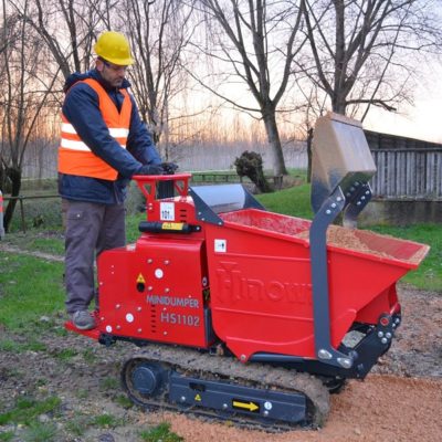 Hinowa HS1102 met zelfladende schep van Safety Lift.